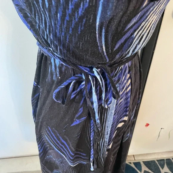 Ruffle collar sleeveless blue and black dress with tie belt - Picture 6 of 10